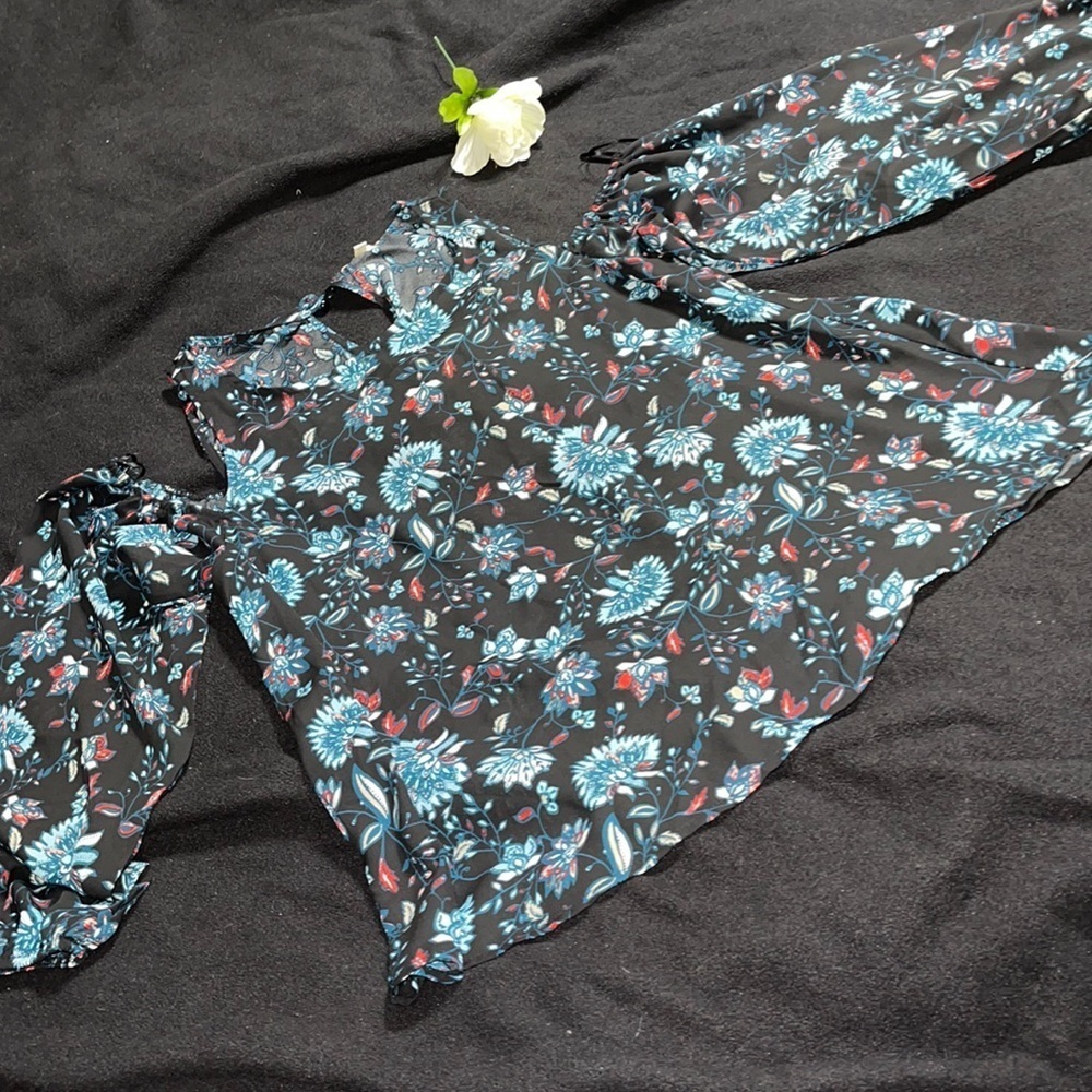 Beautiful Lily White cold shoulder blouse Small